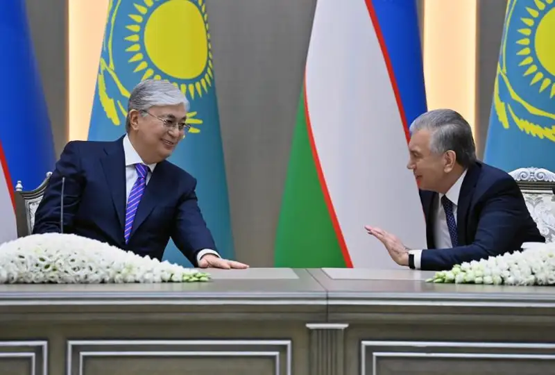 Тоқаевтың Ташкентке тарихи сапары: Өңір көшбасшыларының сенімді серіктестігі