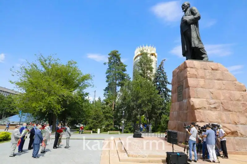 زيالى قاۋىم الماتىداعى اباي ەسكەرتكىشىنە گۇل شوقتارىن قويدى