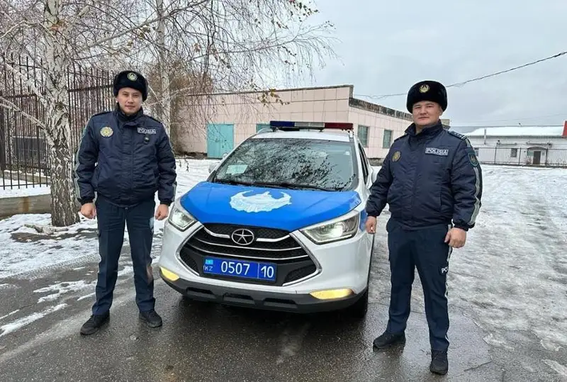 Костанайские полицейские помогли на трассе семье с малышом