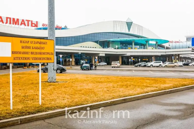 Almatyda tumannyń kesirinen áýe reısteri kesh ushyrylyp jatyr