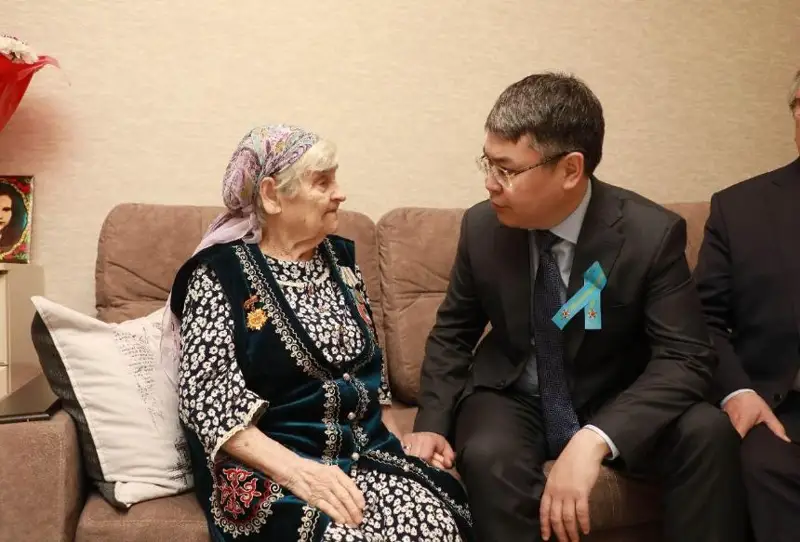 Узницу немецких концлагерей поздравили в Атырау