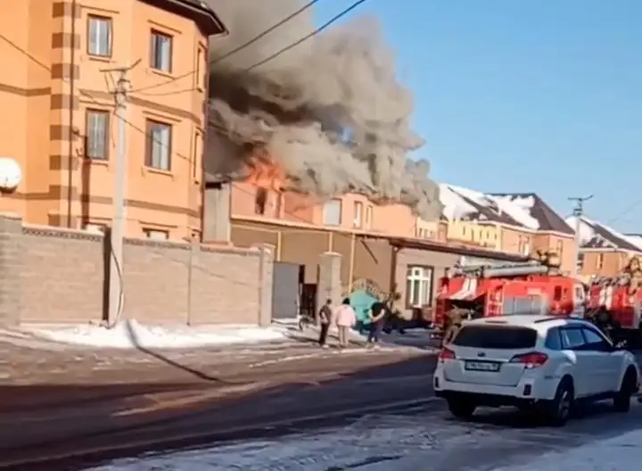 Два человека пострадали при пожаре в общежитии в Астане