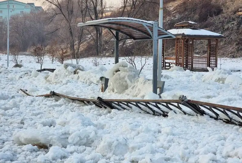 Алматыда мұз көшіп, Есентай өзенінің жағалауындағы қоршауды бұзды