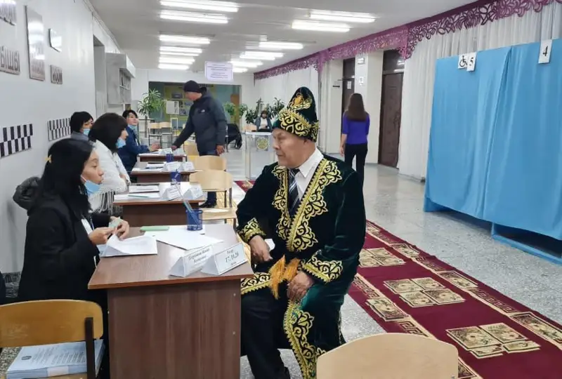 Aqtaýlyq Valentın Baıdakov saılaýǵa qazaqtyń ulttyq kıimimen keldi