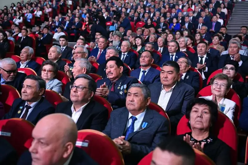 Prezıdent Atyraý jurtshylyǵymen kezdesýde 2000 jyldardaǵy qıyndyqty eske aldy