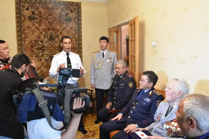 Руководство транспортной полиции по­се­тило се­мью ве­те­ра­на и участника ВОВ