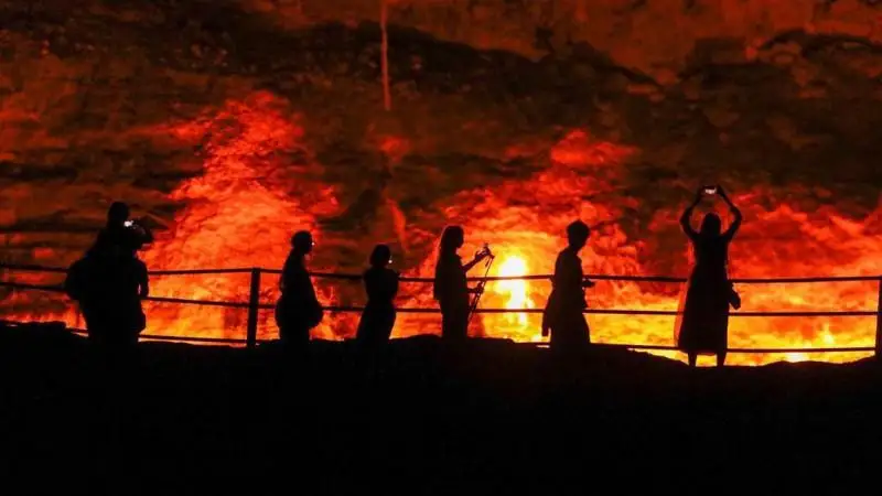 «ءجاھاننام قاقپاسىنىڭ الدىندا تۇنەۋ». نەلىكتەن تۋريستەر جالىندى كراتەر دارۆازاعا ساپار شەگەدى؟ - فوتو