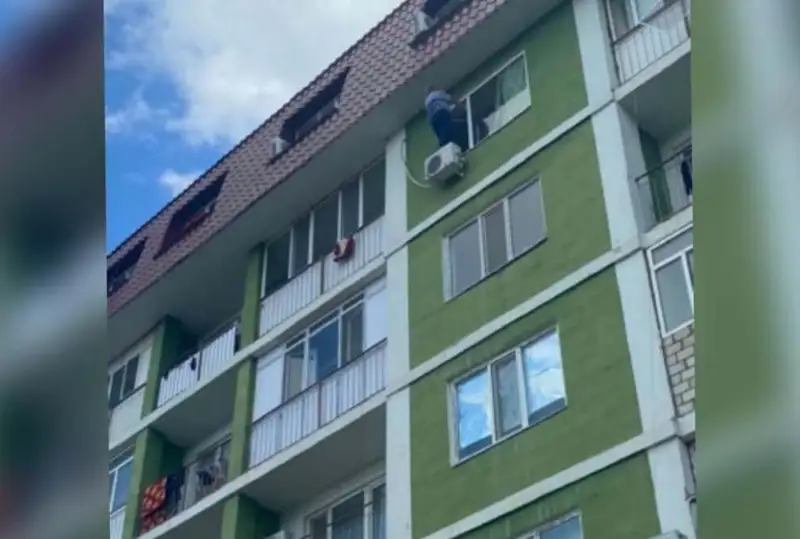 Повисшую на блоке от кондиционера на пятом этаже женщину спасли полицейские в Атырау