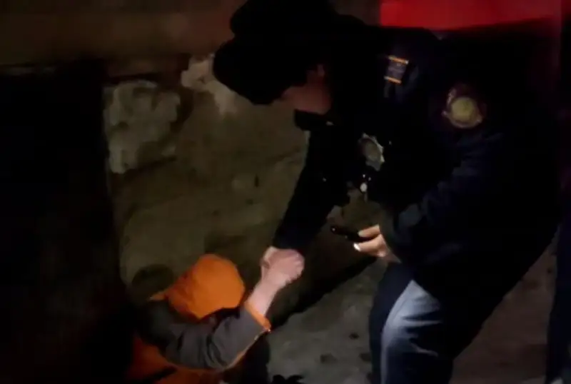 Полиция в Павлодаре собирает бездомных в мороз по колодцам и теплотрассам