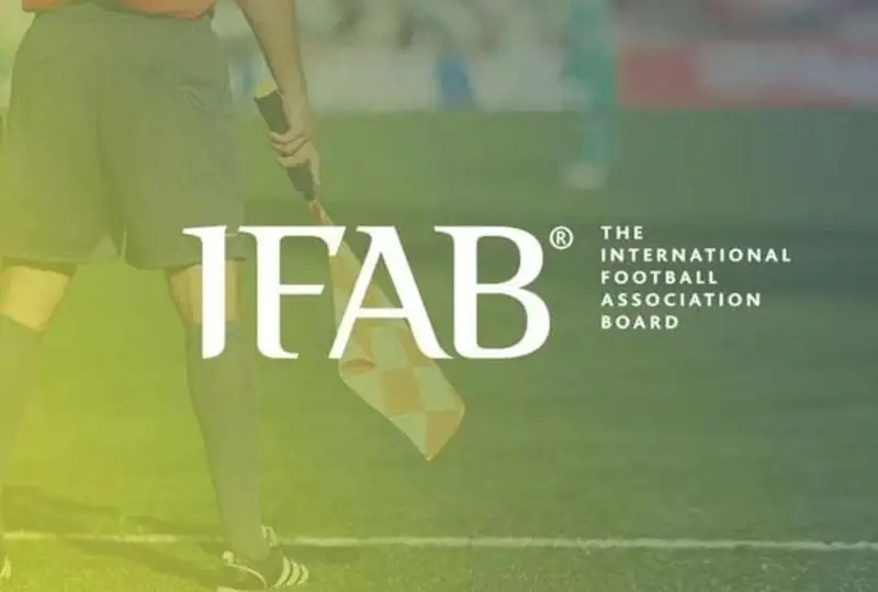 Bir kezdesýde bes fýtbolshyny aýystyrý erejesi turaqty negizde qabyldandy – IFAB
