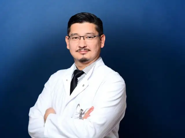 بىلىكتىلىگىمەن ەۋروپاعا تانىلعان قازاق دارىگەرى