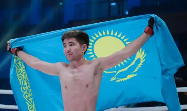 قازاقستاندىق فايتەر ارمان ءاشىموۆ قارسىلاسىن نوكاۋتپەن قۇلاتتى - ۆيدەو