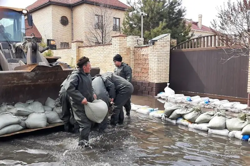Десятки жителей одной из улиц Караганды эвакуировали из-за подтопления дворов
