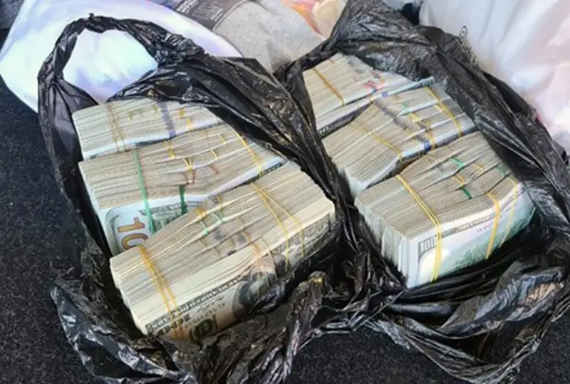 Свыше 300 тыс. долларов пытался вывезти иностранец из Казахстана