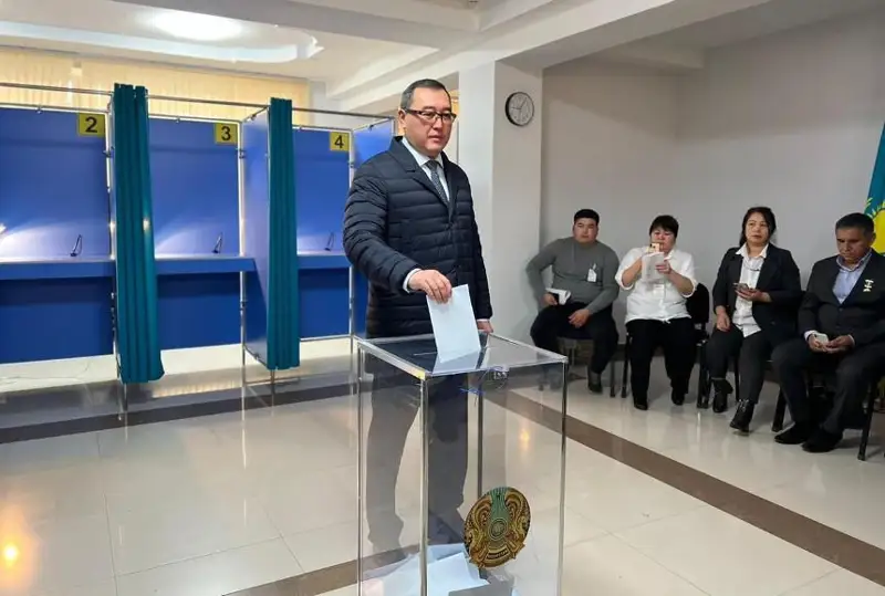 Аким Алматинской области проголосовал на выборах Президента