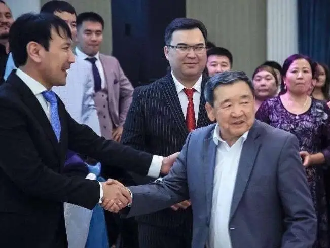 ايتىسكەر اقىن ەرجانات بايقاباي ۇلى  قازاقتىڭ داڭقتى بالۋانى جاقسىلىق ۇشكەمپىروۆ تۋرالى كىتاپ جازىپ جاتقانىن ايتتى