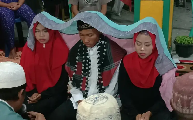 ەكى سۇيىكتىسىن رەنجىتكىسى كەلمەگەن جىگىت ەكەۋىنە قاتار ۇيلەندى