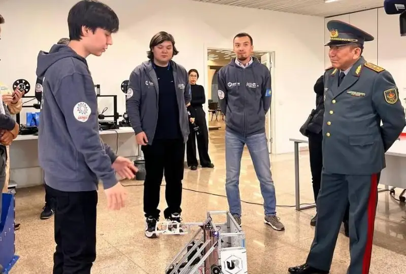 Qorǵanys mınıstrligi bedeldi robototehnıka chempıonatynyń jeńimpazdaryn marapattady