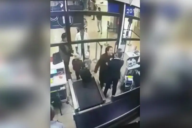 شىمكەنتتىك جولاۋشى بالاسىن قۇجاتسىز ۇشاققا مىنگىزبەگەن اۋەجاي قىزمەتكەرىن ۇردى