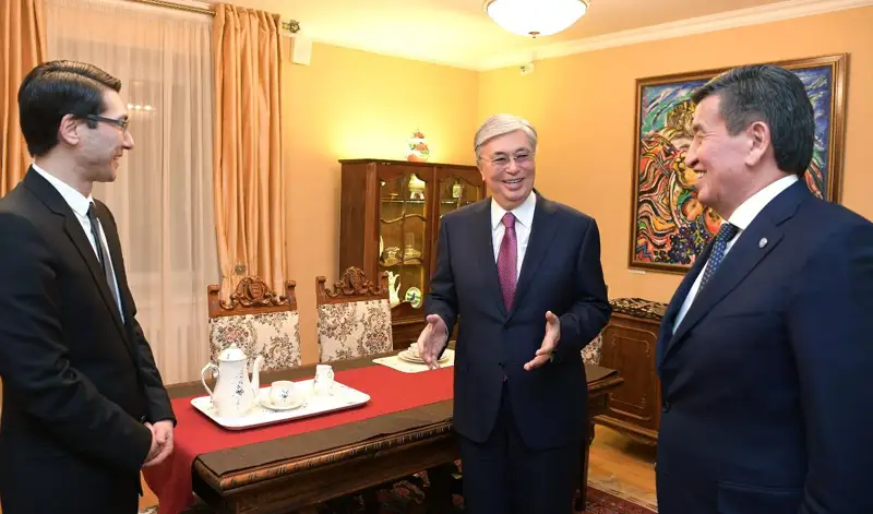 قاسىم-جومارت توقايەۆ شىڭعىس ايتماتوۆتىڭ ۇيىندەگى مۋزەيدى ارالادى