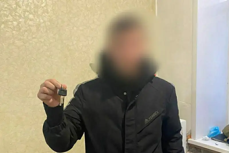 Rıdderde bótenniń kóligin aıdap ketken er adam ustaldy