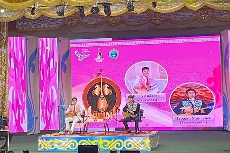 جامبىل وبلىسىندا كورەرمەنسىز رەسپۋبليكالىق اقىندار ايتىسى ءوتتى