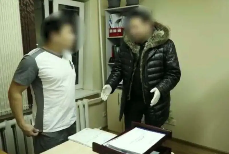 Двух руководителей медцентров задержали за продажу фиктивных справок в столице
