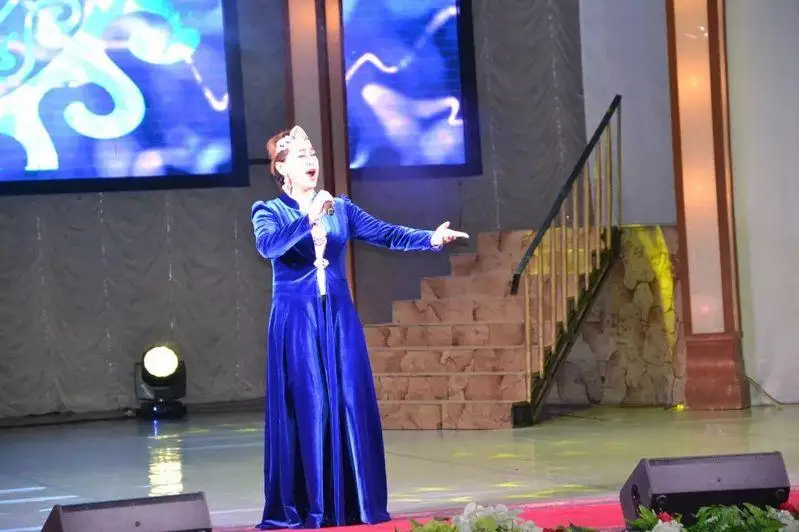 Qaraǵandyda 30 ánshi Roza Baǵlanovanyń ánderin shyrqady