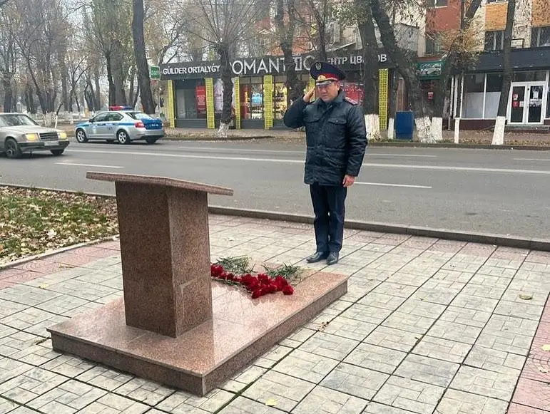 Жамбылские дорожные полицейские в Таразе вспоминают подвиг Газиза Байтасова