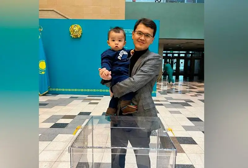 Министр цифрового развития РК проголосовал на выборах Президента