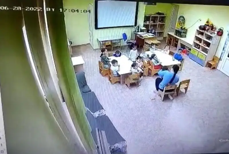 Воспитатель детсада в Костанае одернула ребенка и сломала ему ключицу