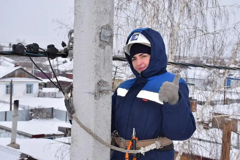 Единственная в регионе женщина-электромонтер, имеющая допуск к верхолазным работам, трудится в Щучинске
