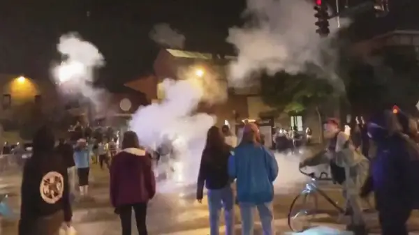 ا ق ش- تا افروامەريكالىقتىڭ ءولىمى ءۇشىن مىڭداعان ادام پوليتسيامەن قاقتىعىستى
