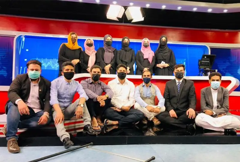 Афганские телеведущие одели маски в поддержку коллег-женщин