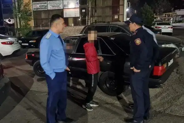 Shymkentte kóshe boıynda jarapazan aıtatyn balalar kólik qozǵalysyna kedergi jasap júr