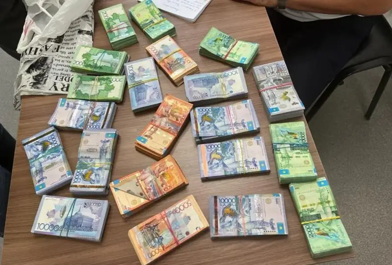 Незадекларированные 14,5 млн тенге пытались вывезти из аэропорта в Уральске