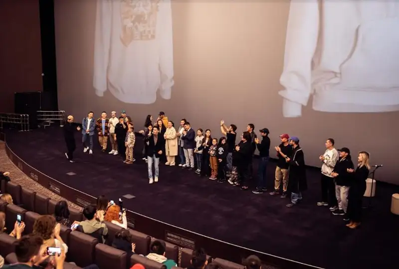 Tarazdyq balalar tanymal blogerge beınebaıan túsirip, kóleńkeli teatr qoıylymyn sahnalady