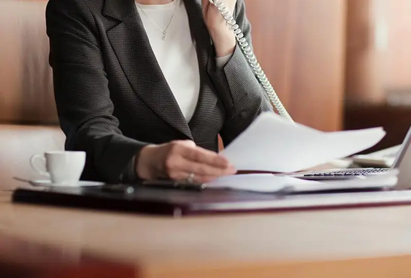 Доля работающих женщин в неблагоприятных условиях в сферах здравоохранения и соцобслуживания - 76%