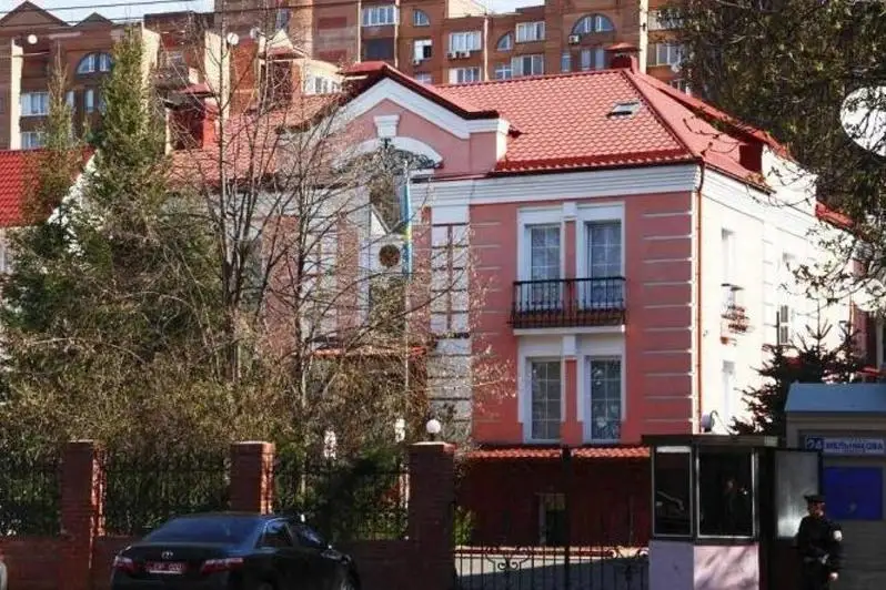 Казахстанцев в Украине попросили встать на консульский учет