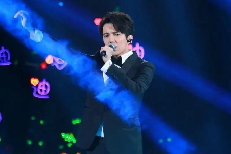 ارتىستەر ساحنادا قىستىرما قۇلاققاپتى نە ءۇشىن تاعادى؟