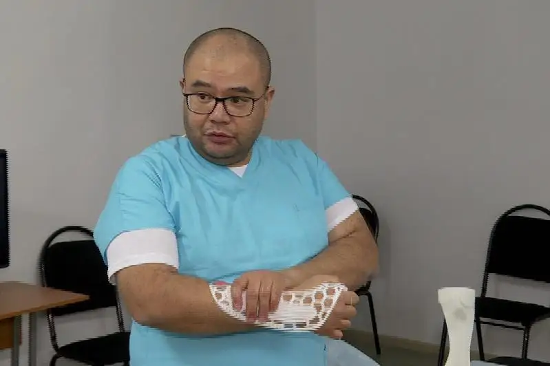 اقتوبەدە ماماندار گيپستى الماستىراتىن پلاستيكالىق تاڭعىش جاساپ شىعاردى