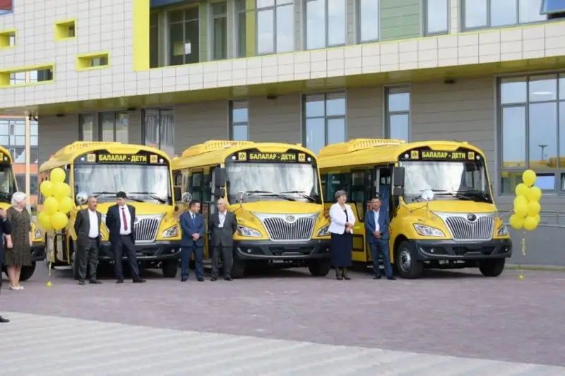 Школы Акмолинской области получили 15 новых автобусов