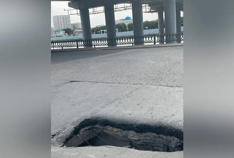Асфальт провалился около центрального моста в Атырау