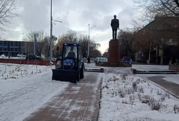 Қарағандыда тротуарларды тазалауға арналған арнайы техника сатып алынды