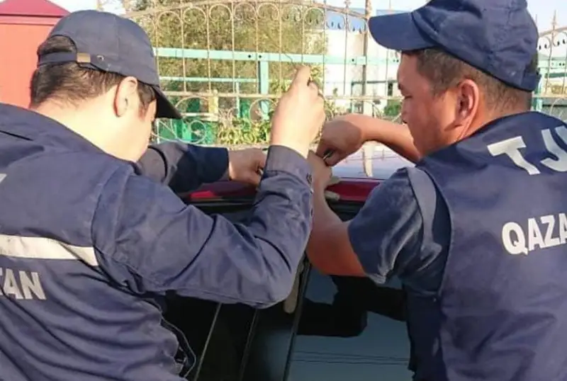 Вызволили годовалого ребенка из заблокированного автомобиля спасатели в Атырау