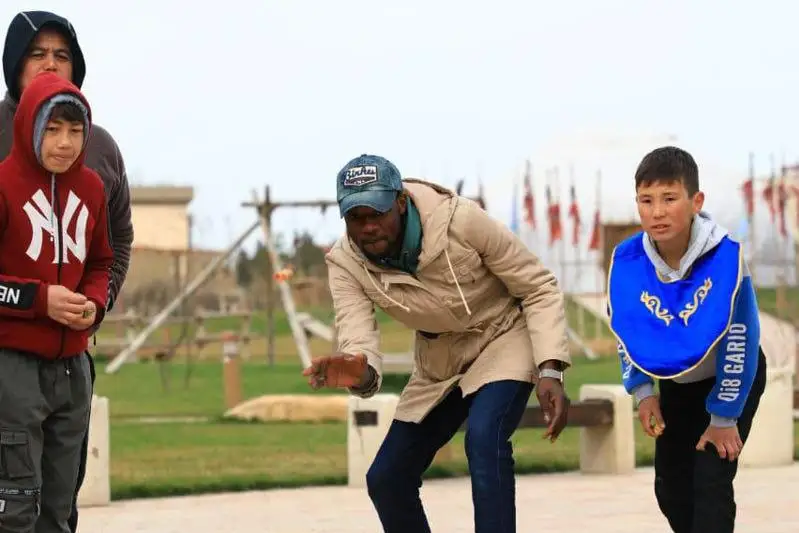 Nıgerııalyq týrıst Túrkistanda asyq atyp, jebe tartyp júr