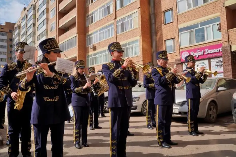 Концерты и парад провели во дворах домов столичных ветеранов
