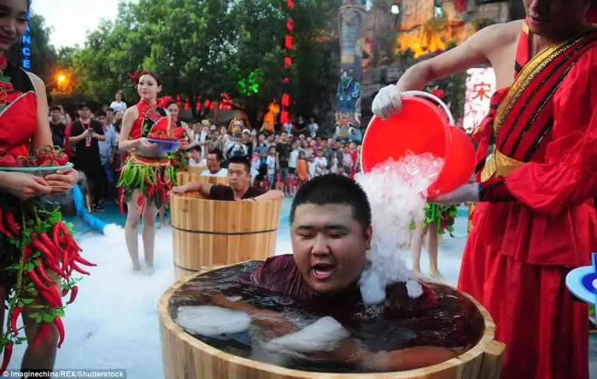 1469262575_sorevnovanie-po-poedaniyu-ostrogo-perca-chili-v-ekstremalnyh-usloviyah-4