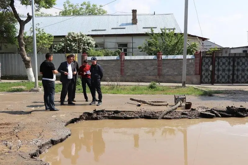Kentaýda qubyr jarylyp, birneshe kóshe sýsyz qaldy