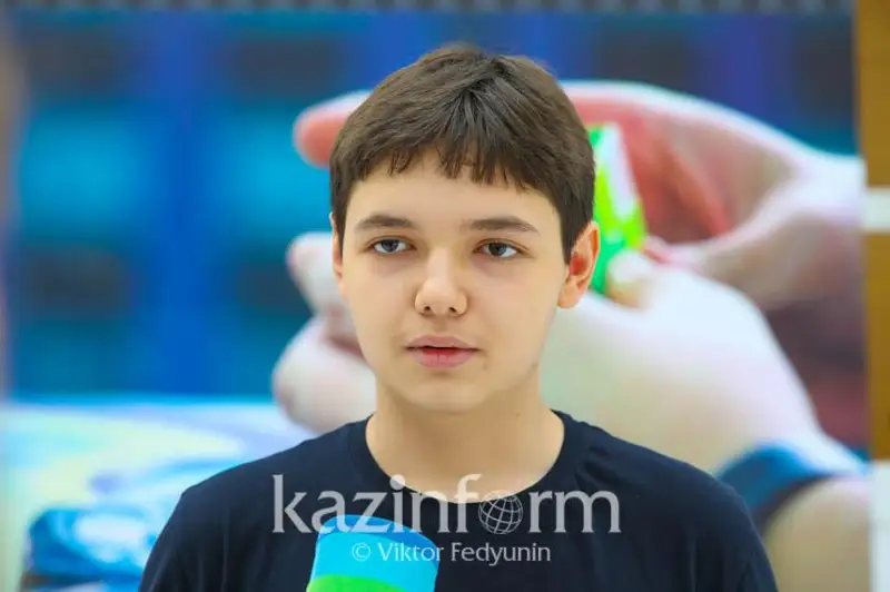 Казахстанский подросток-спидкубер выпустил книгу о больших возможностях маленькой головоломки